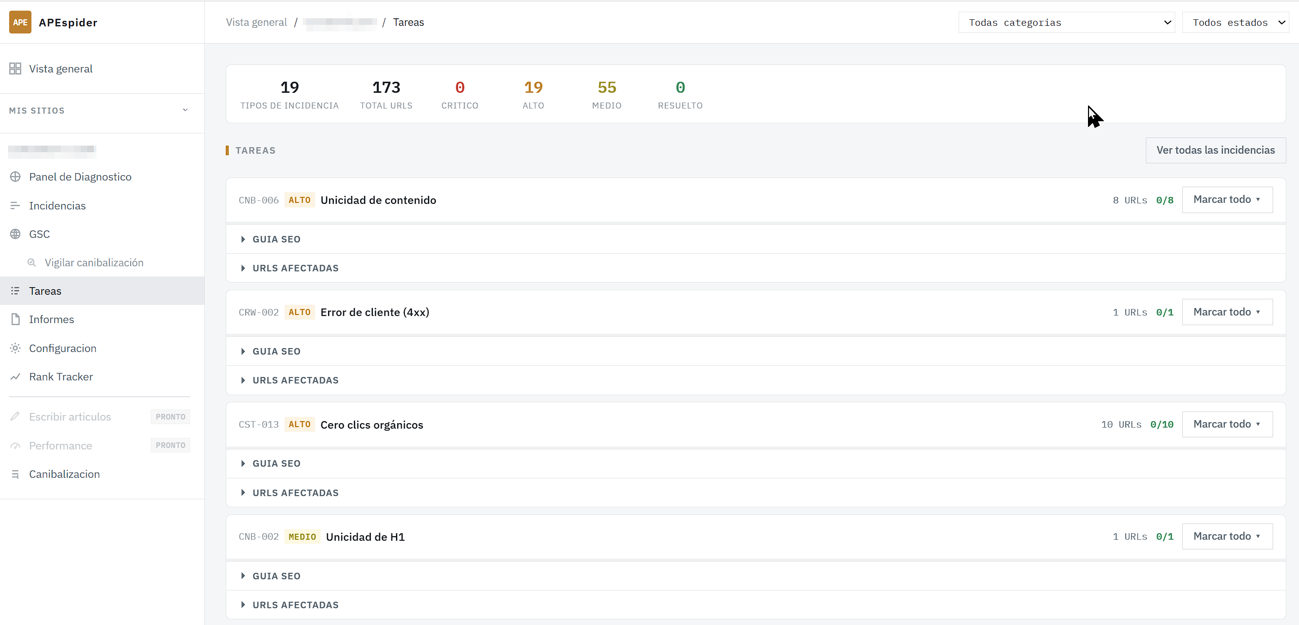 Página de Tareas: incidencias agrupadas por tipo, con su Guía SEO, URLs afectadas y el botón Marcar todo